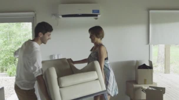 Casal se movendo para uma nova casa — Vídeo de Stock