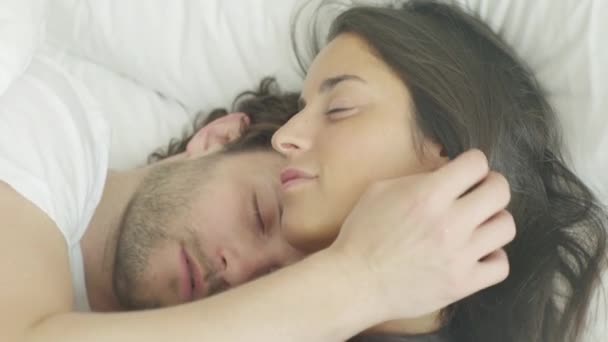 Пара спящих в постели — стоковое видео