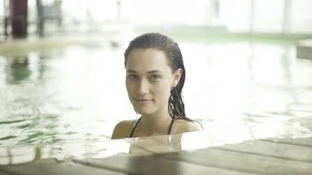 在温泉中放松的年轻女子 — 图库视频影像