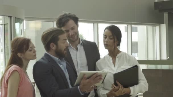 Zakelijke professionals in de bouw van de lobby — Stockvideo