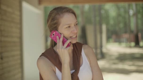 Madura mujer hablando en el teléfono celular — Vídeo de stock