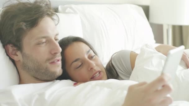 Пара розслабляється в ліжку — стокове відео