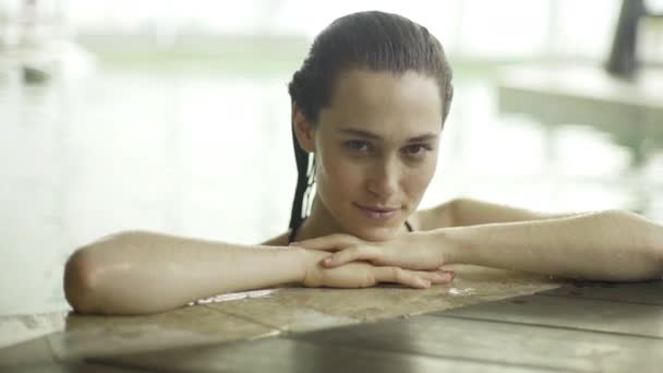 Mujer joven relajándose en la piscina — Vídeo de stock