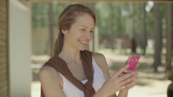 Mujer madura usando el teléfono inteligente — Vídeos de Stock