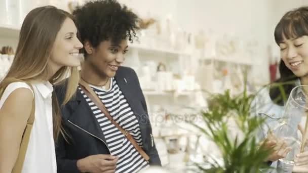 Copines faisant du shopping ensemble — Video