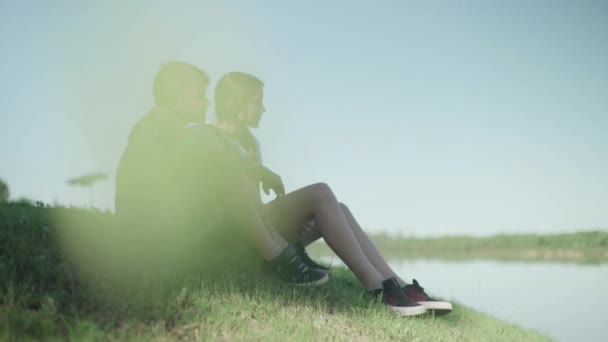 Hermano y hermana pasando tiempo juntos — Vídeos de Stock