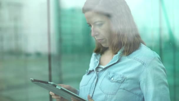 디지털 태블릿을 사용하는 여성 — 비디오