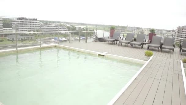 Schwimmbad auf dem Dach — Stockvideo