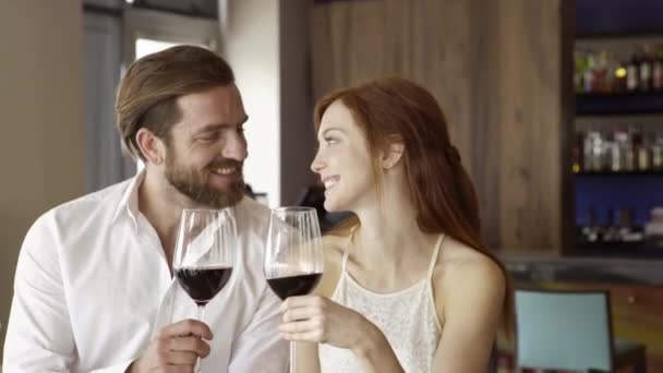 Pareja bebiendo vino tinto — Vídeo de stock