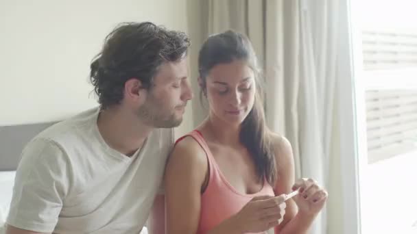 Casal com teste de gravidez — Vídeo de Stock