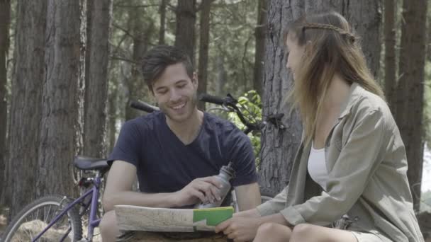 Caminhadas de casal na floresta — Vídeo de Stock