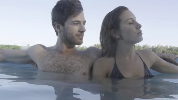 Couple relaxing in pool together — Stock Video