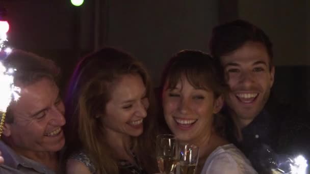 Freunde feiern mit Champagner — Stockvideo