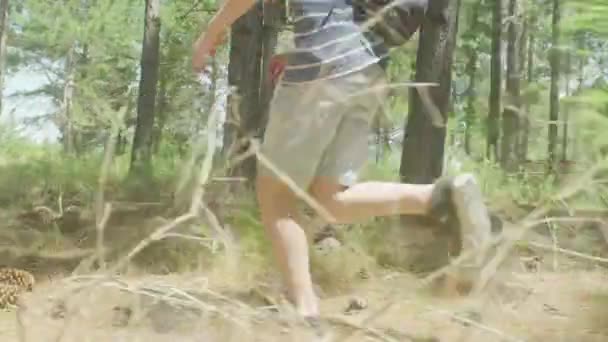 Chico corriendo en el bosque — Vídeos de Stock