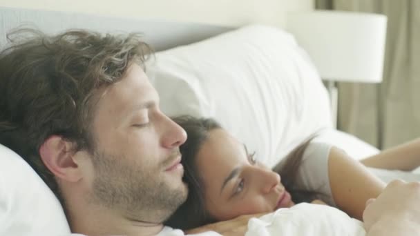 Casal relaxante na cama — Vídeo de Stock