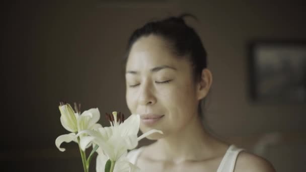 Frau hält Lilien in der Hand — Stockvideo