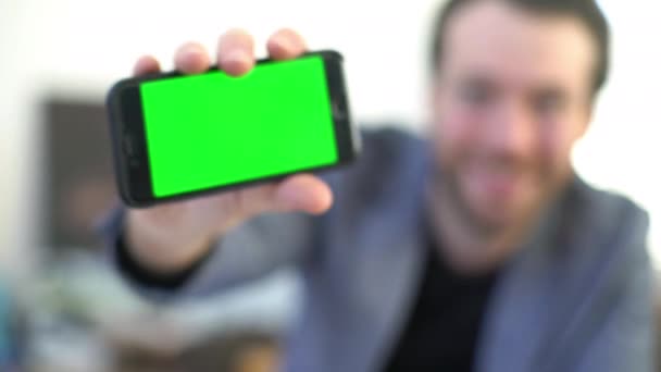 Hombre mostrando la pantalla del teléfono inteligente multimedia — Vídeos de Stock