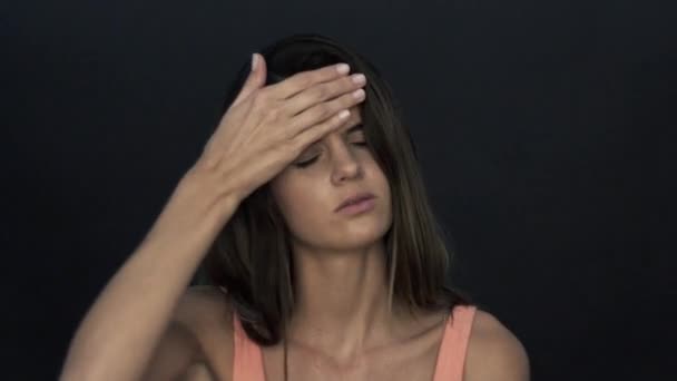 Žena s bolestí hlavy, drží za ruku proti čelo — Stock video