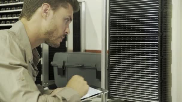 Инженер работает на заводе — стоковое видео