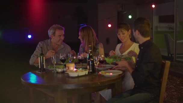 Freunde essen zu Abend — Stockvideo