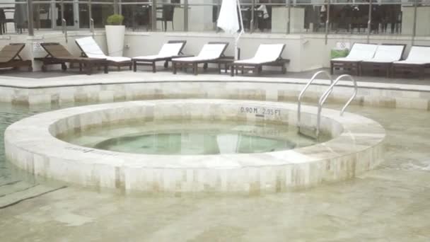 豪华酒店的按摩浴缸和游泳池 — 图库视频影像