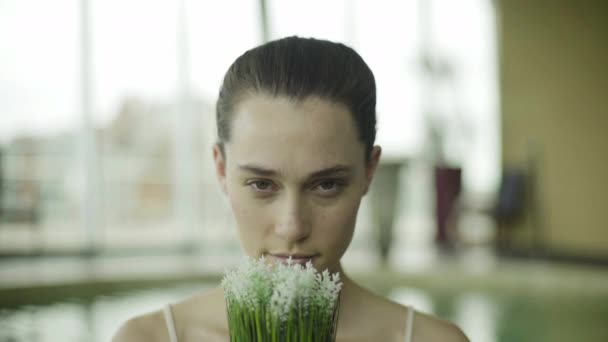 Молода жінка пахне свіжими квітами — стокове відео
