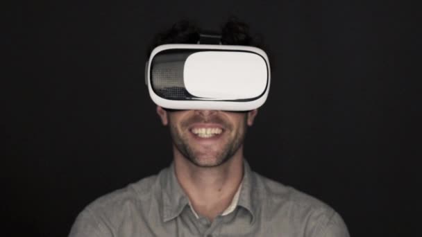 Disparo en cámara lenta del hombre disfrutando de simulador de realidad virtual — Vídeos de Stock