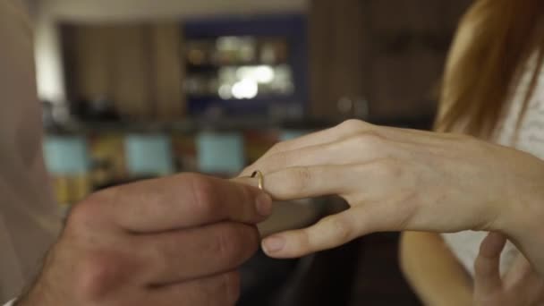 Hombre colocando anillo en el dedo de la mujer — Vídeos de Stock