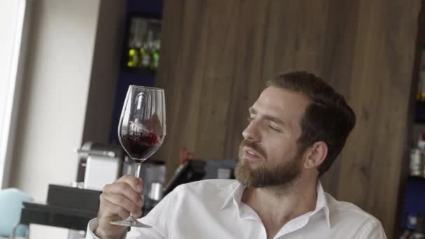 Mann verkostet Wein — Stockvideo