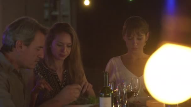 Vrienden met diner — Stockvideo