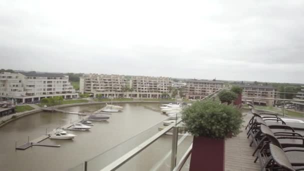 Tittar ner på marina från balkong — Stockvideo