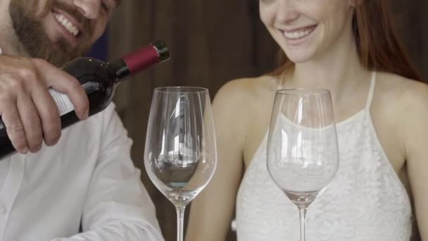 Pareja bebiendo vino tinto — Vídeo de stock