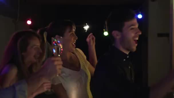 Freunde feiern mit Champagner — Stockvideo