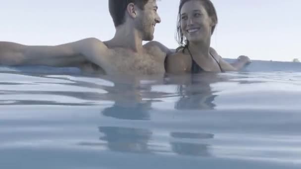 Ζευγάρι χαλαρώνοντας στην πισίνα μαζί — Αρχείο Βίντεο