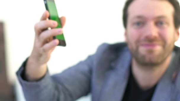 Hombre mostrando la pantalla del teléfono inteligente multimedia — Vídeos de Stock