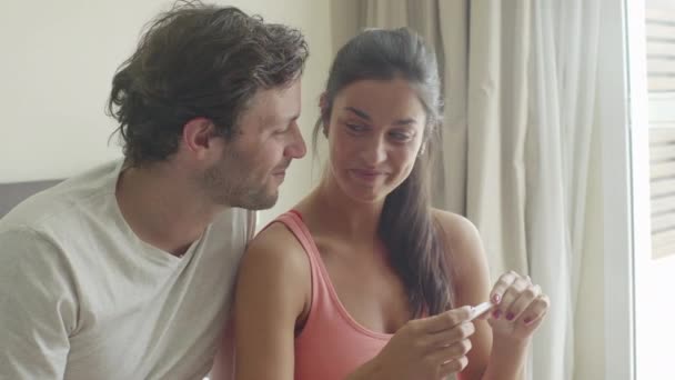 Пара с тестом на беременность — стоковое видео