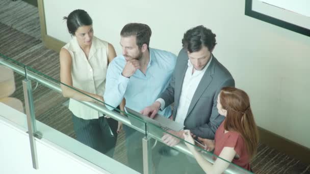 Zakelijke professionals in de bouw van de lobby — Stockvideo