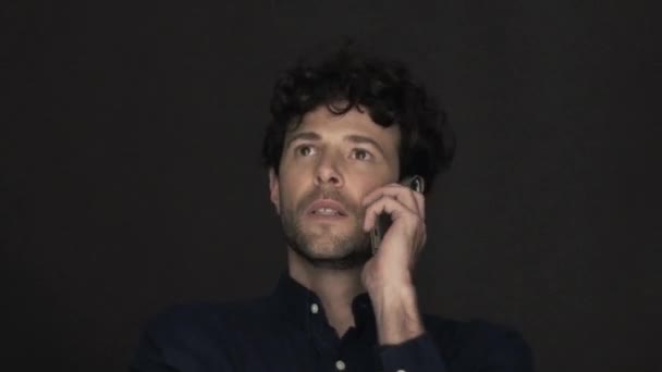 Homme utilisant un téléphone portable pour passer un appel téléphonique — Video