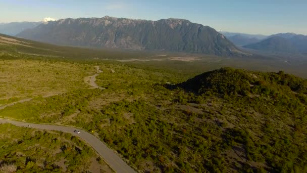 Une Voiture Déplace Long Une Route Sinueuse Près Osorno Région — Video