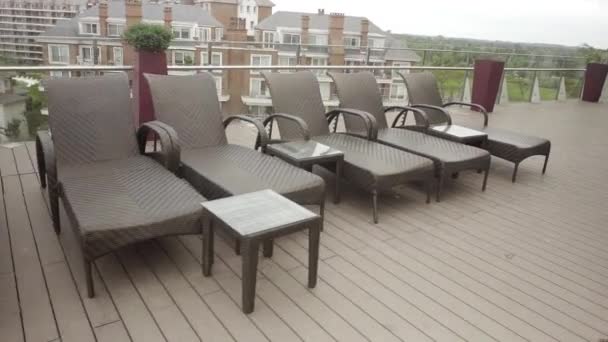 Ligstoelen op bij het zwembad op het dak — Stockvideo