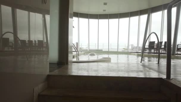 Bazén v luxusní hotel — Stock video