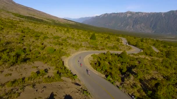 Ciclistas Viajam Longo Uma Estrada Sinuosa Perto Osorno Região Los — Vídeo de Stock