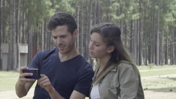 Caminhadas de casal na floresta — Vídeo de Stock