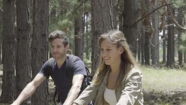 Caminhadas de casal na floresta — Vídeo de Stock