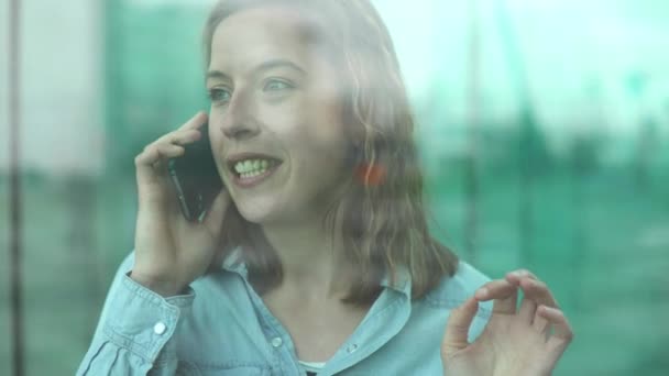 Mulher falando no celular — Vídeo de Stock