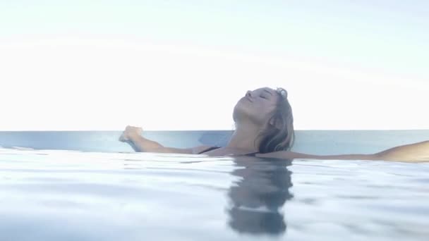 Kvinna avkopplande i poolen — Stockvideo