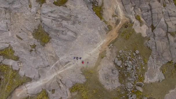 Antenn Sköt Zoomar Över Vandrare Mount Champaqui Cordoba Provinsen Argentina — Stockvideo