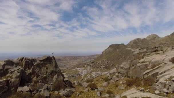 Randonneur debout au sommet de la formation rocheuse, Mont Champaqui, Province de Cordoue, Argentine 