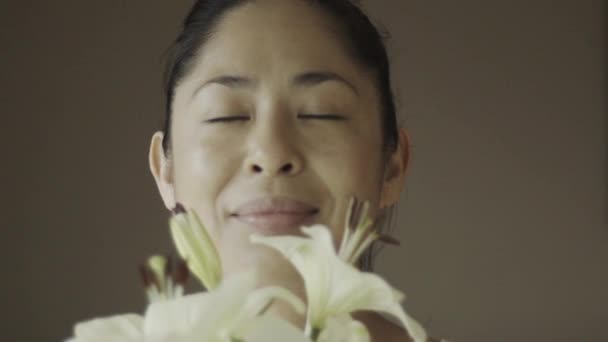 Женщина держит лилии — стоковое видео