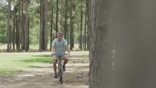 Ώριμος άνδρας ιππασία ποδήλατο — Αρχείο Βίντεο